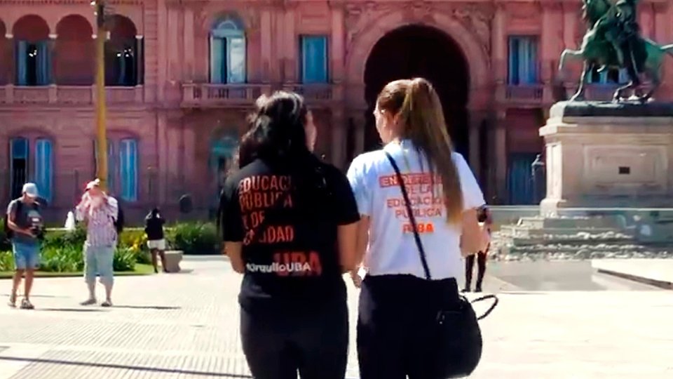 Una clase en la Plaza de Mayo para que Milei aprenda la importancia de la educación pública | En medio del ajuste del Gobierno a las universidades