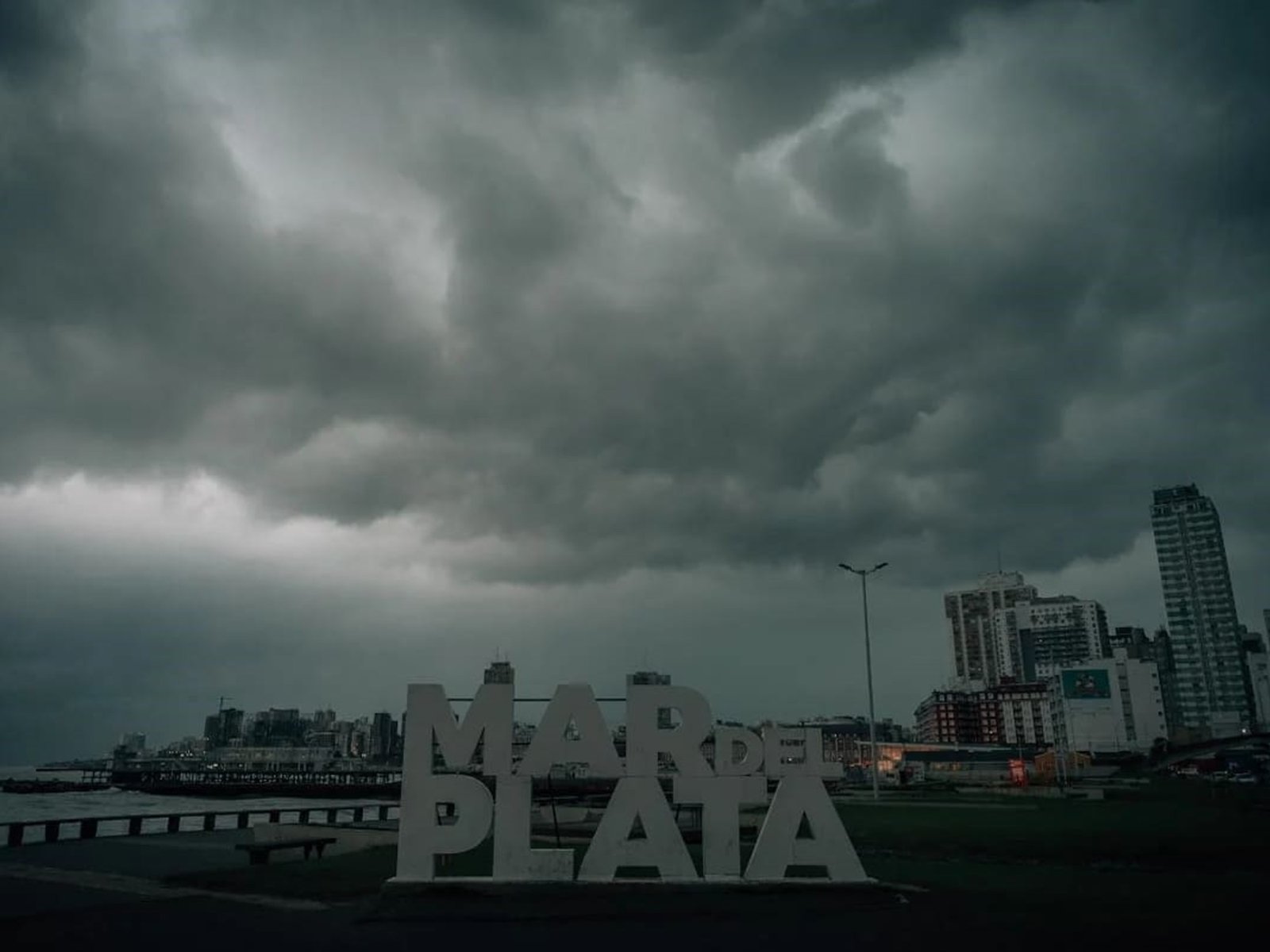 Una fuerte tormenta anegó el centro de Mar del Plata y otras partes de la costa atlántica