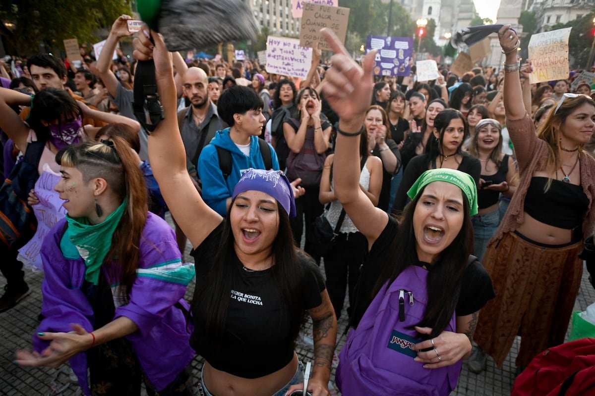 Una marea feminista se moviliza contra el patriarcado y el avance de la ultraderecha en América Latina