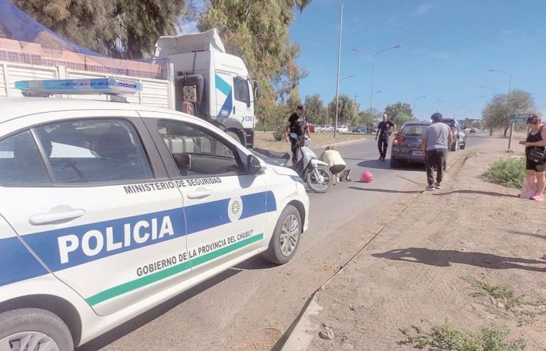 Una mujer fracturada y un joven golpeado al chocar en moto en dos accidentes en Trelew
