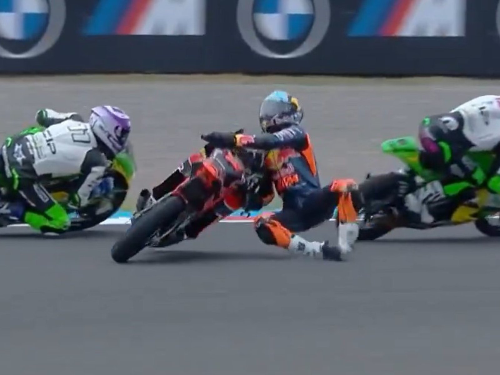 Valentín Perrone sufrió un fuerte accidente en la última vuelta y fue trasladado en ambulancia tras su primera carrera mundialista en Argentina con el Moto3