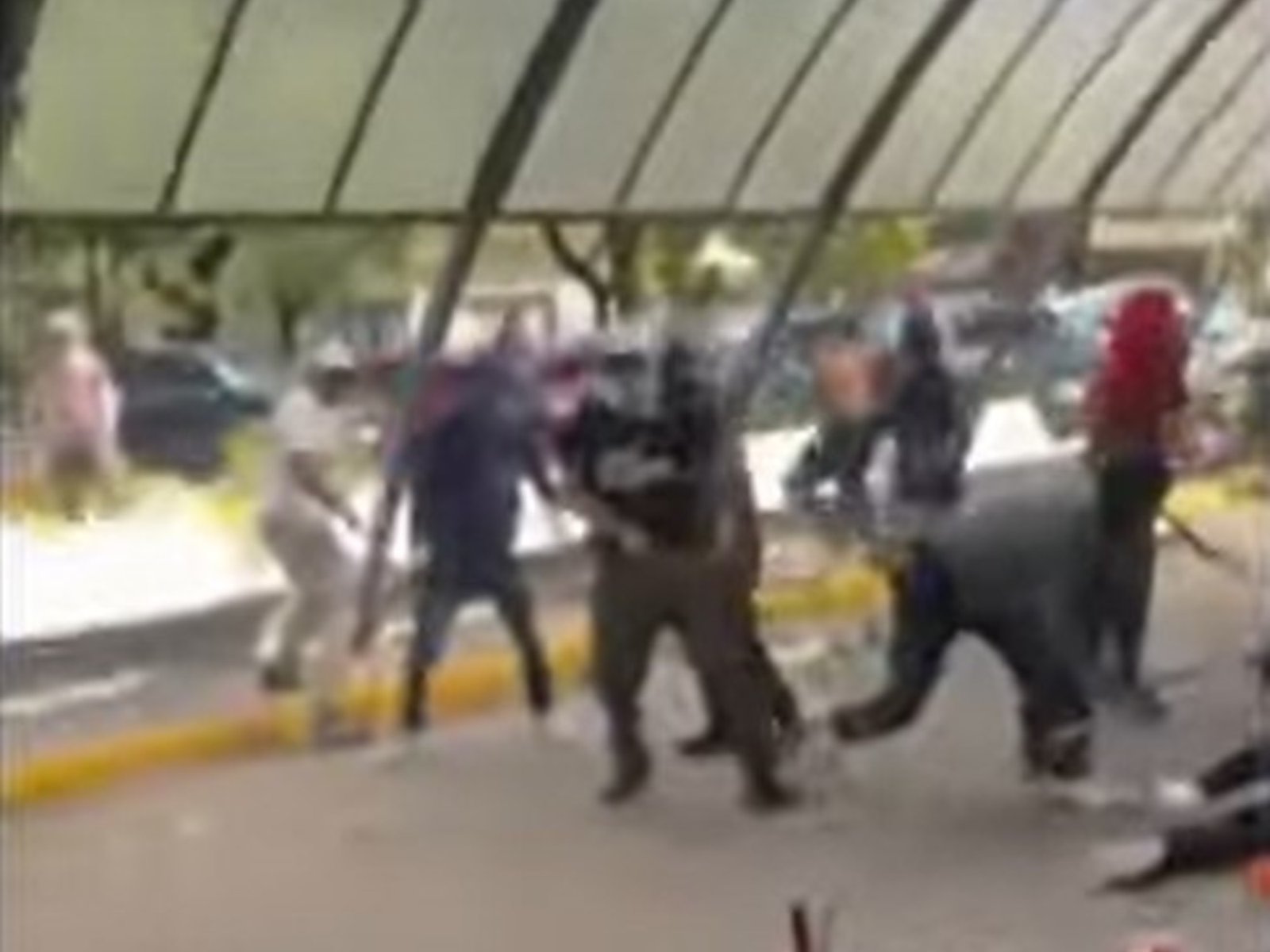 Violenta pelea de barras a los tiros en un hospital de Gonnet