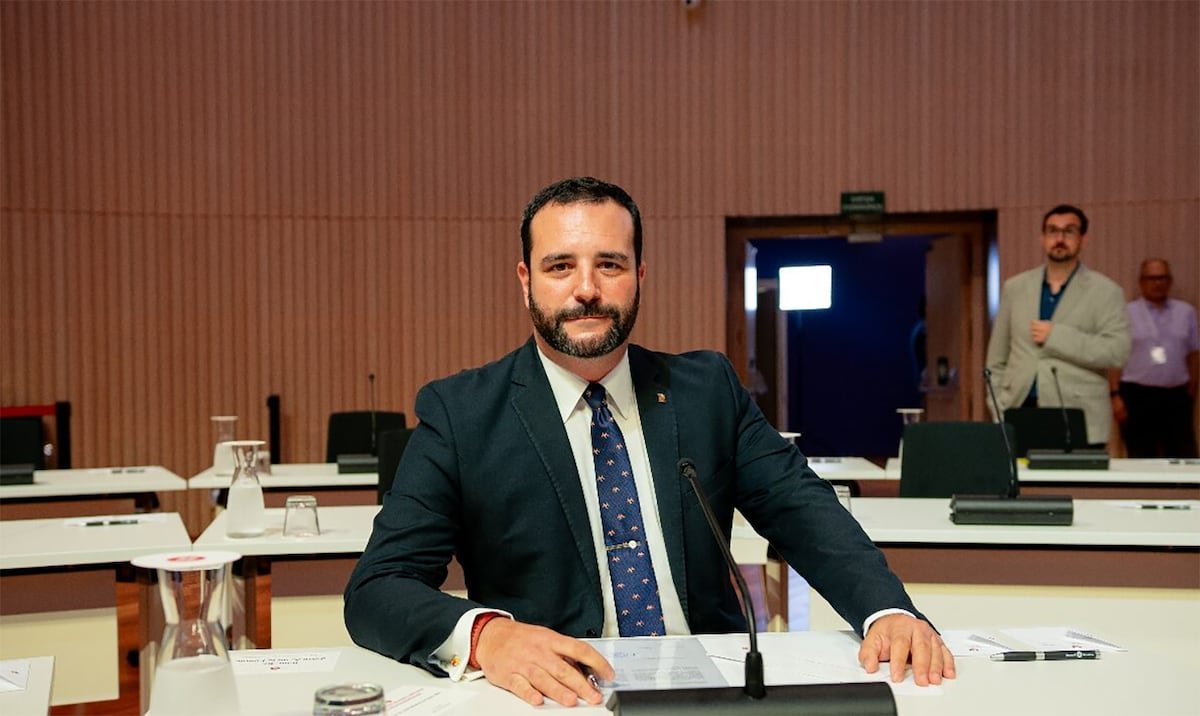 Vox pone a un exdirigente neonazi afín a Putin al frente de su sindicato | España