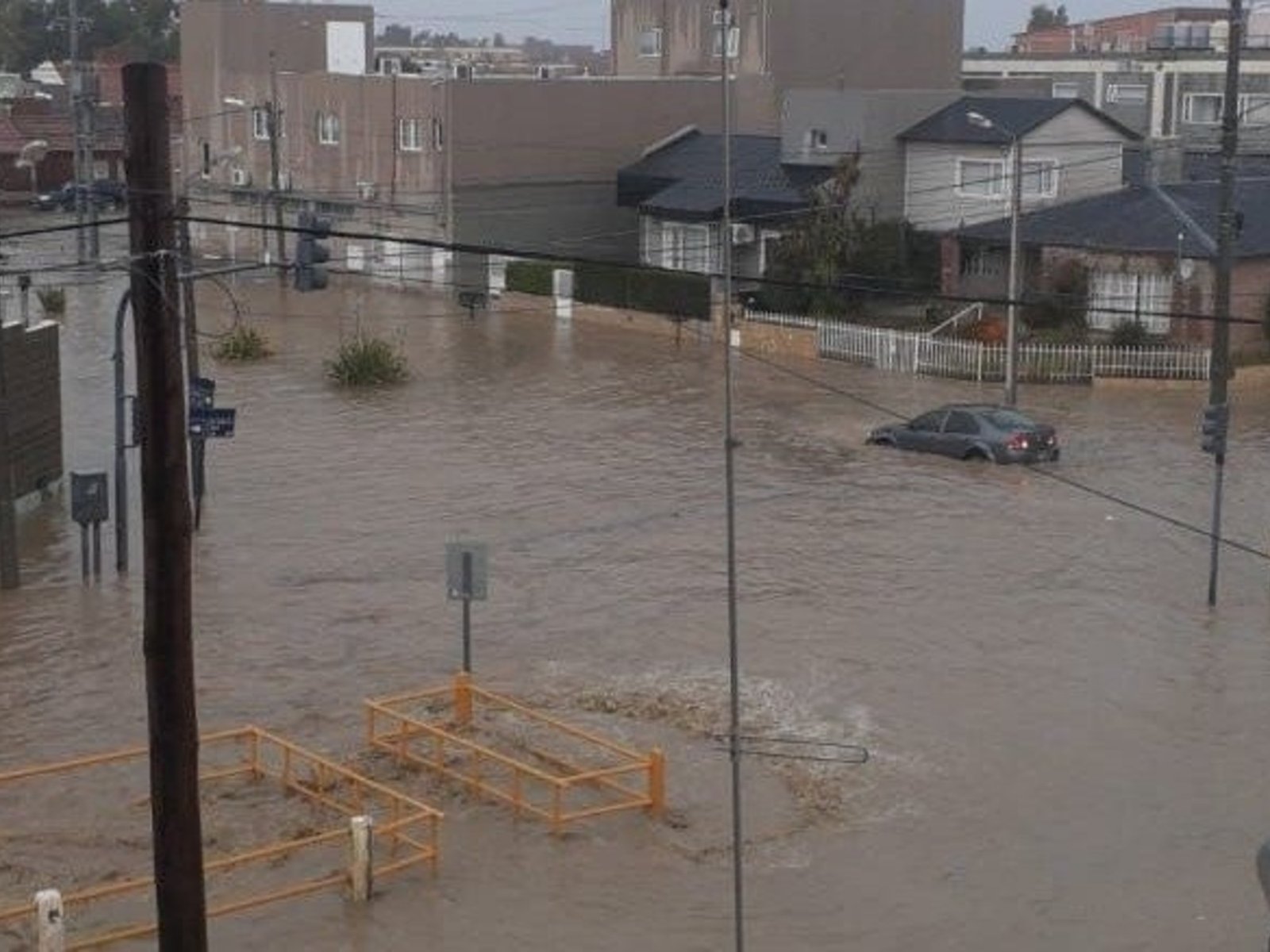 alerta amarilla, barrios inundados y daños en el techo de un hospital