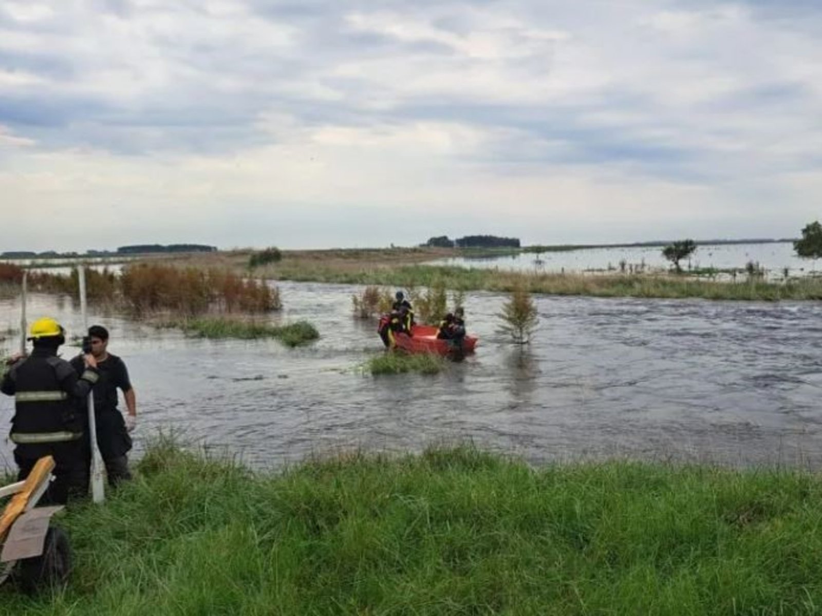 buscan a tres personas que fueron arrastradas por la corriente