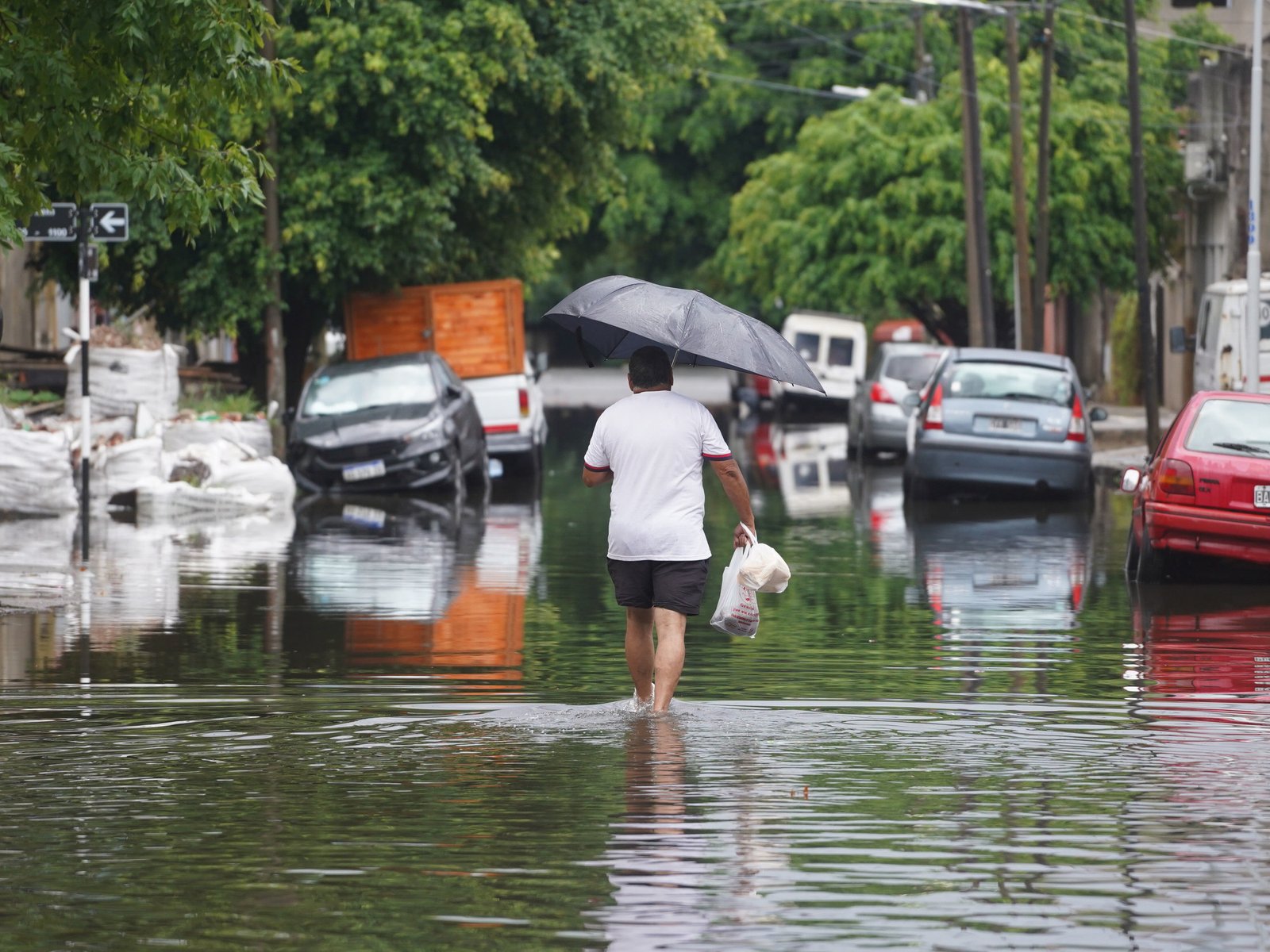 calles anegadas, casas inundadas y personas evacuadas en La Plata y el Gran Buenos Aires