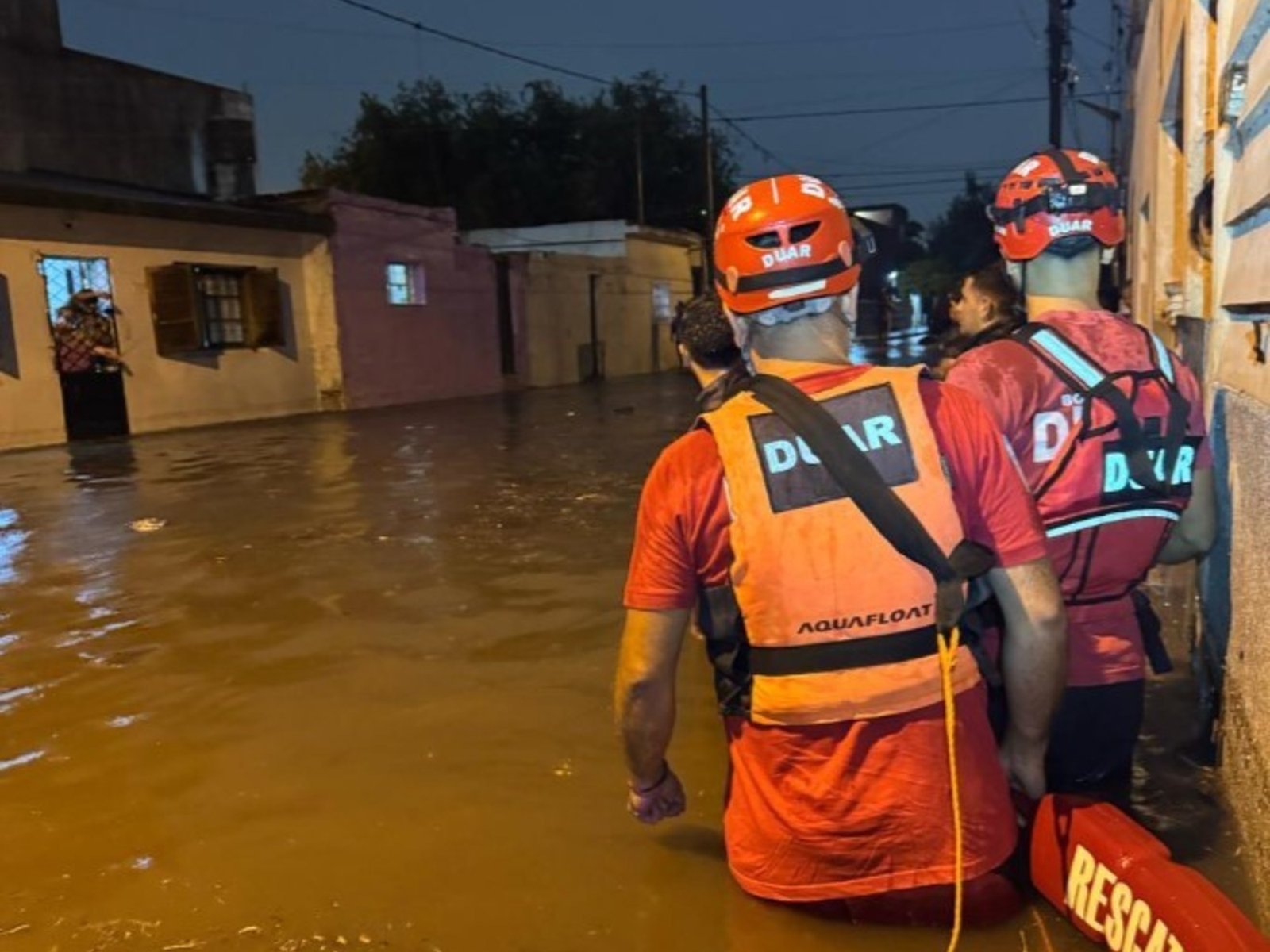 calles anegadas y el rescate de un adolescente que era arrastrado por la corriente