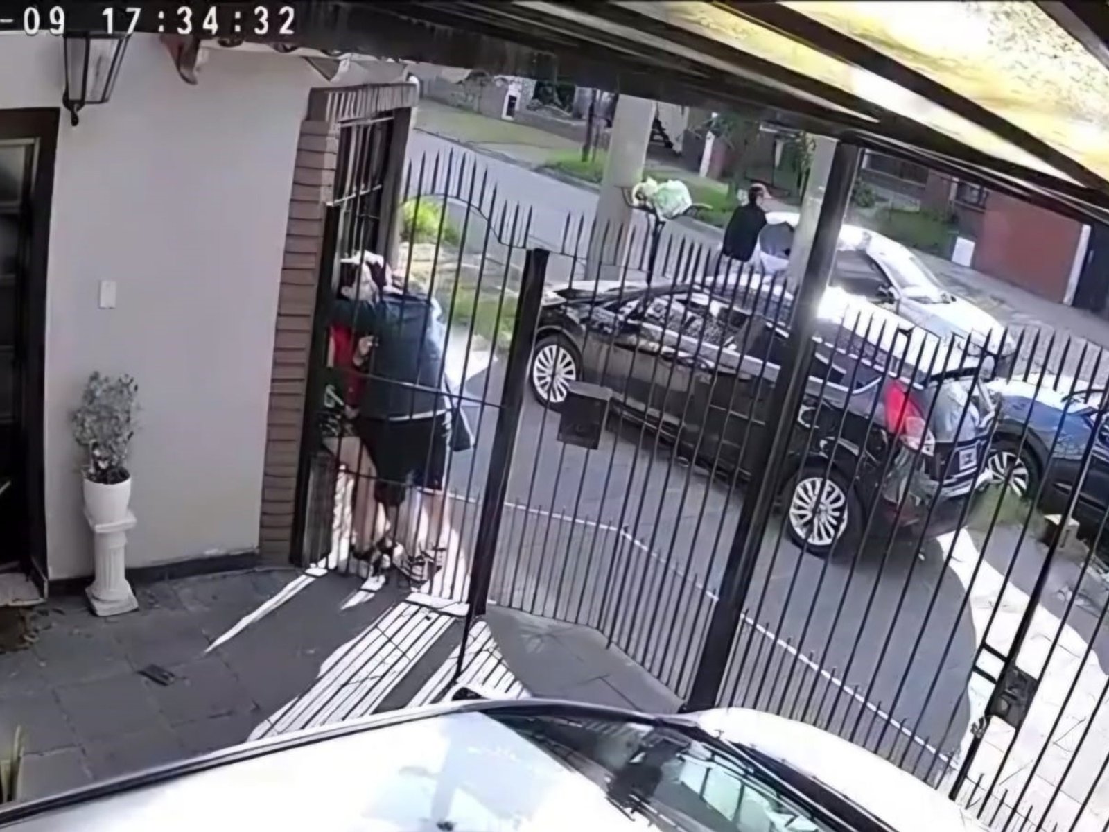 el abrazo desesperado de un hombre a su mujer embarazada y su suegra en una entradera en Haedo