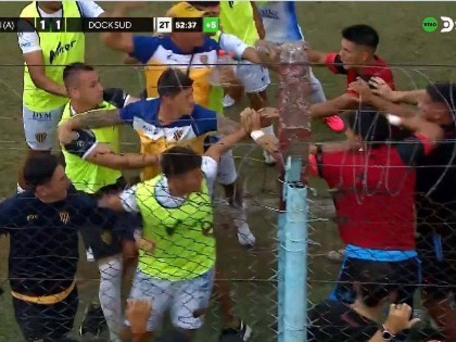 el camillero de Brown de Adrogué tiró a un futbolista de Dock Sud y terminaron a las piñas