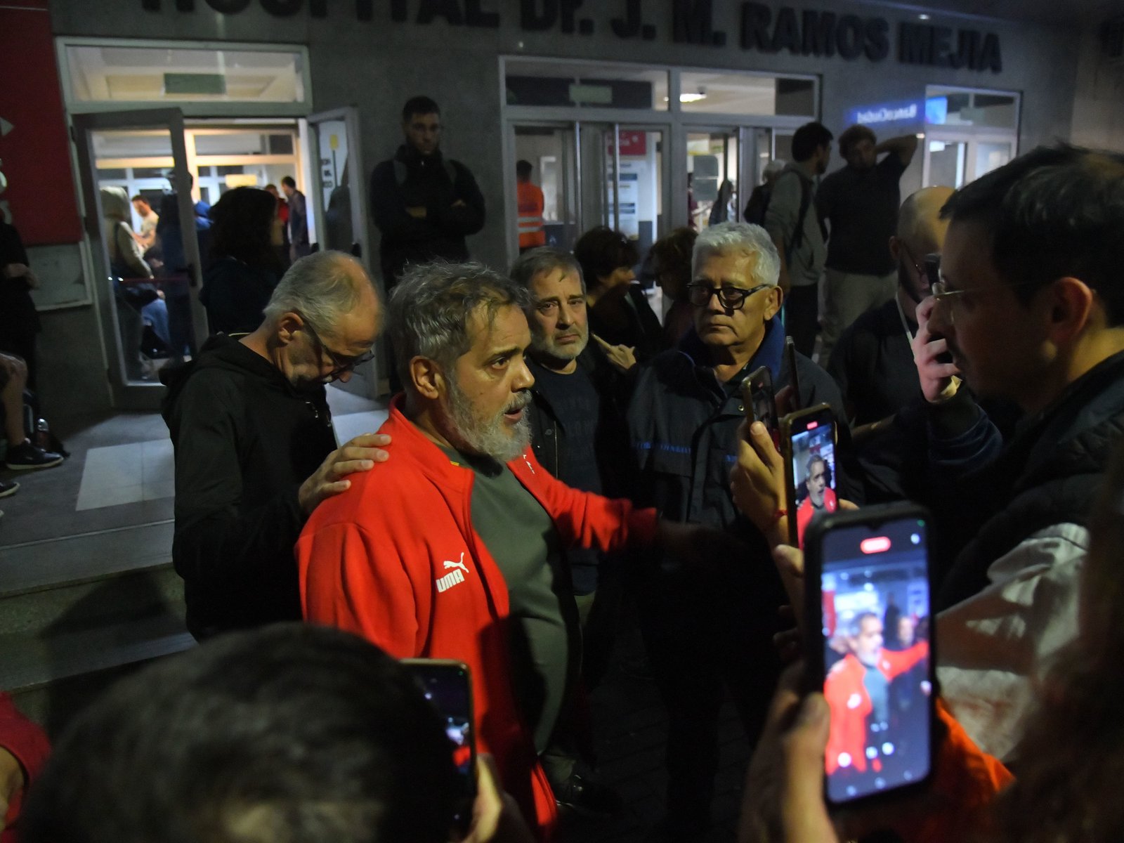 el fotógrafo escribió su nombre dos veces y se muestra atento y receptivo