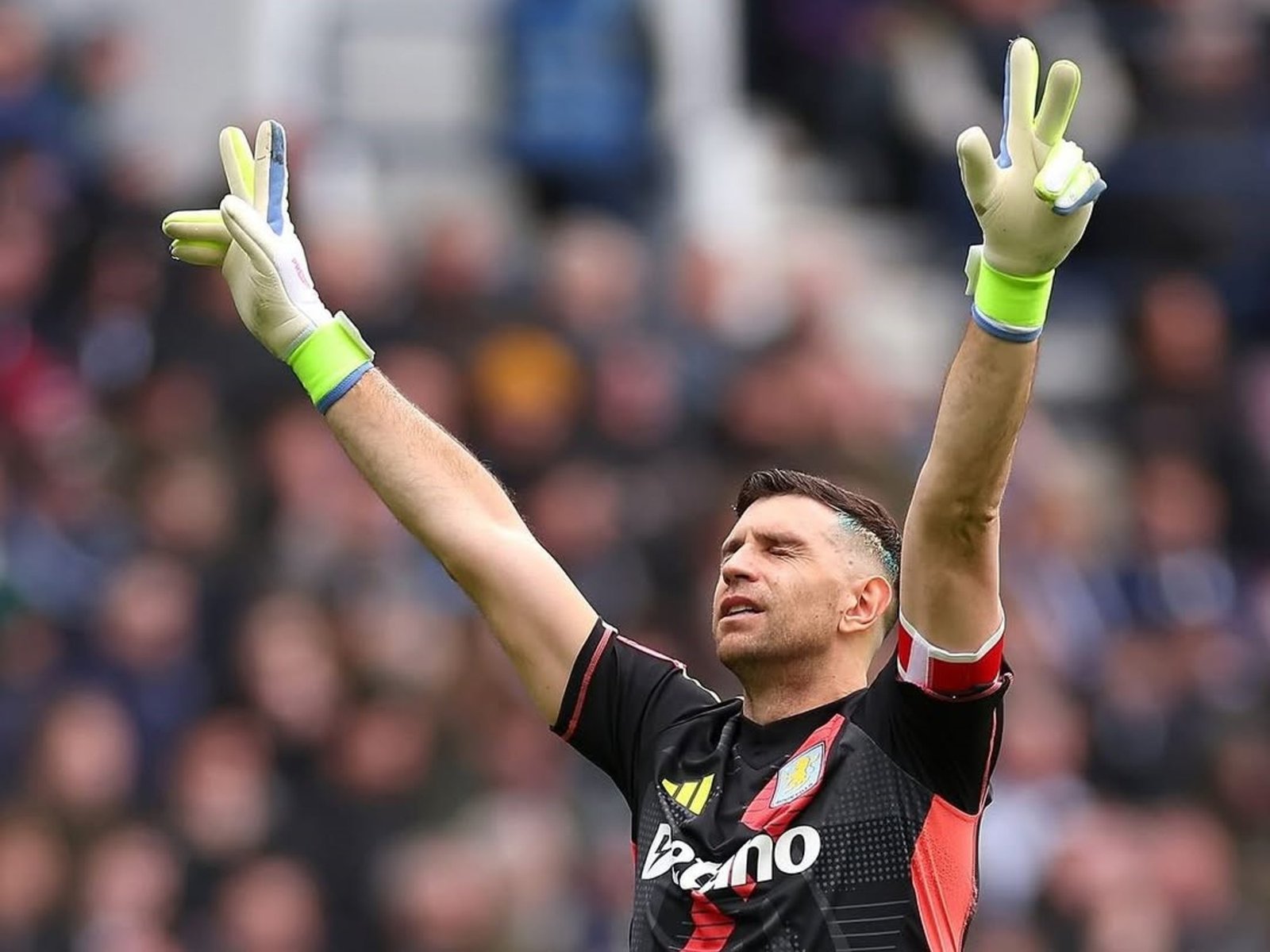 en su partido 200 fue capitán en la clasificación a semifinales de la Copa FA