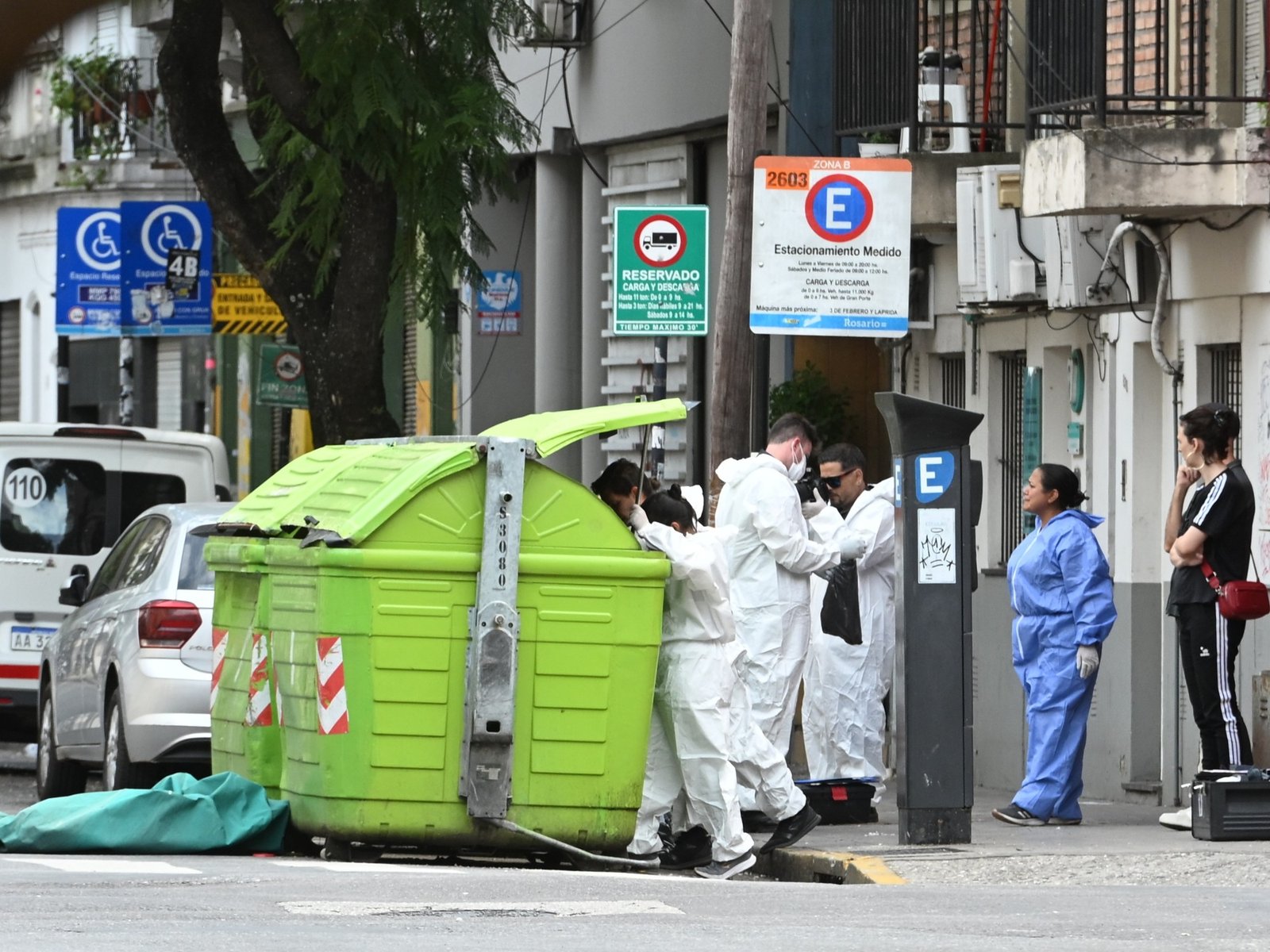 encuentran posibles restos humanos en tres contenedores de basura