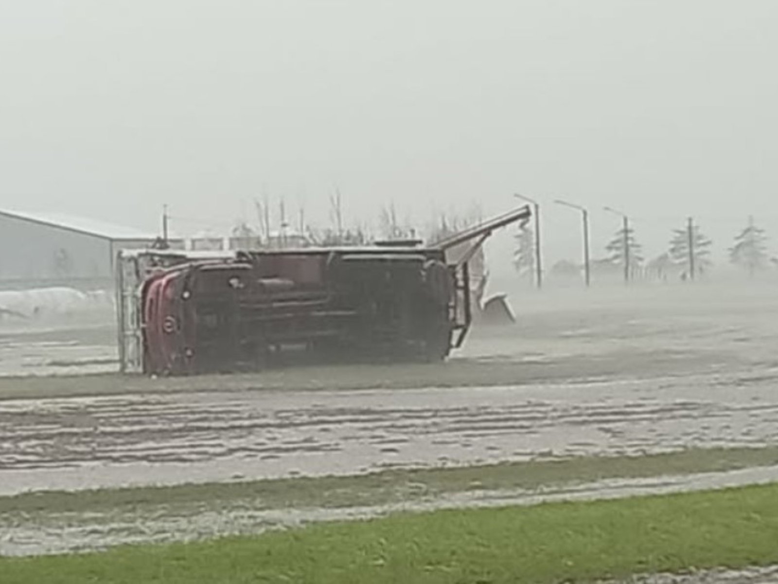 granizo, destrozos y hasta un camión volcado por el viento