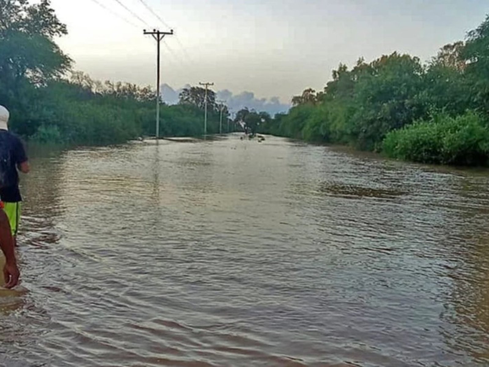 hay poblaciones “encapsuladas” por el agua y crece la desesperación por ayuda