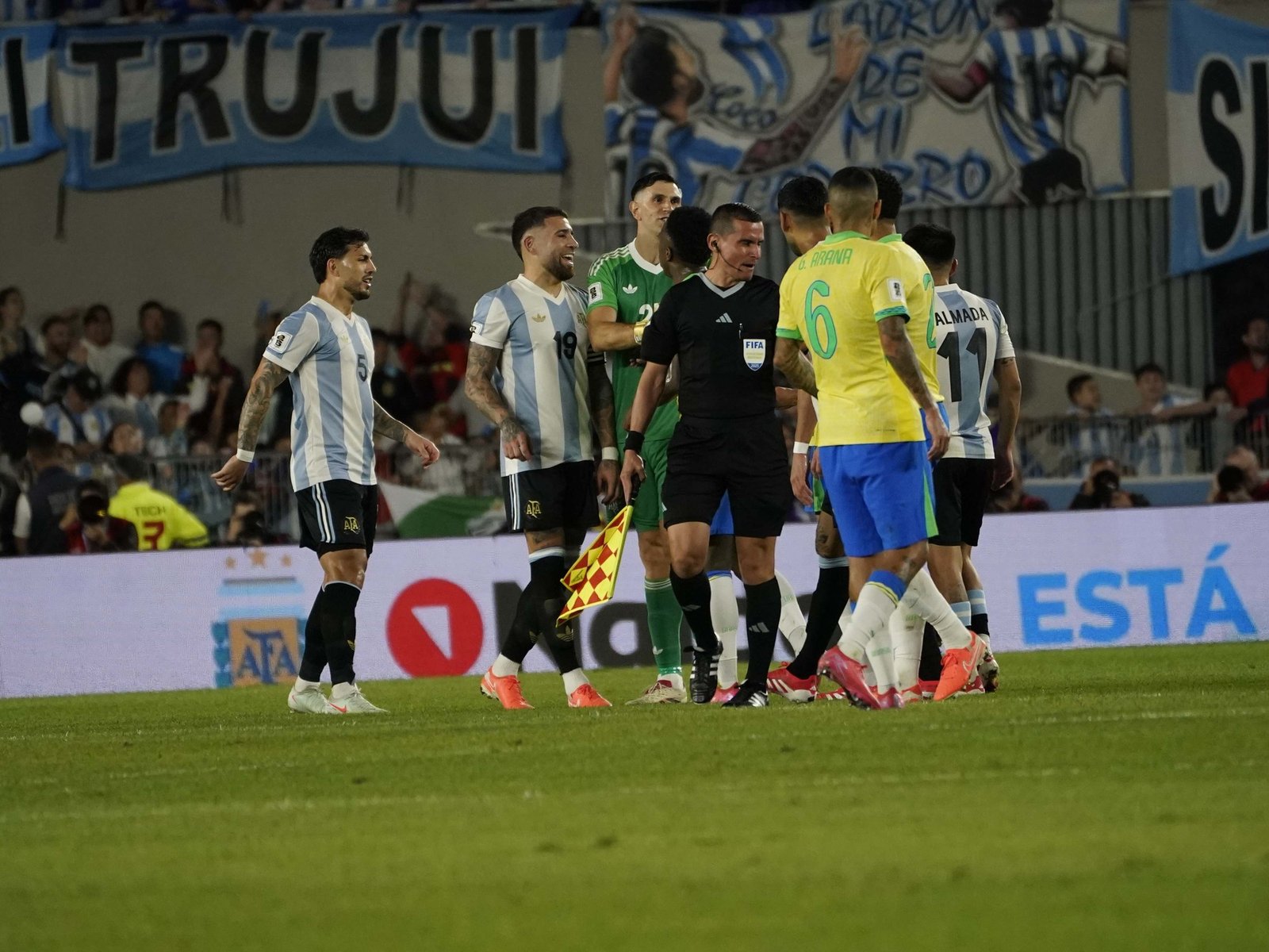 la picante advertencia de Otamendi a Raphinha en pleno clásico entre Argentina y Brasil