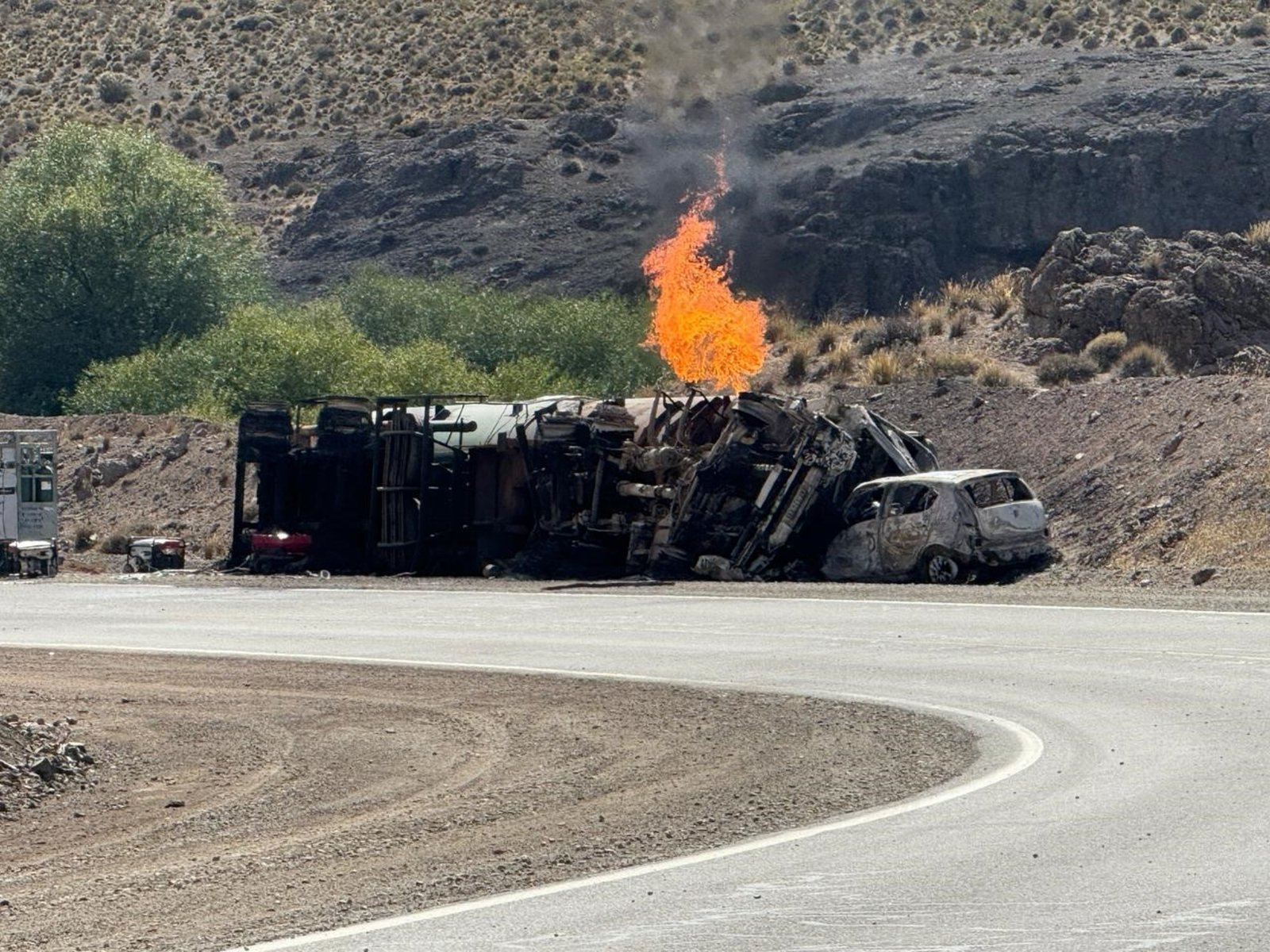 la ruta sigue cortada al tránsito y hay riesgo de explosión