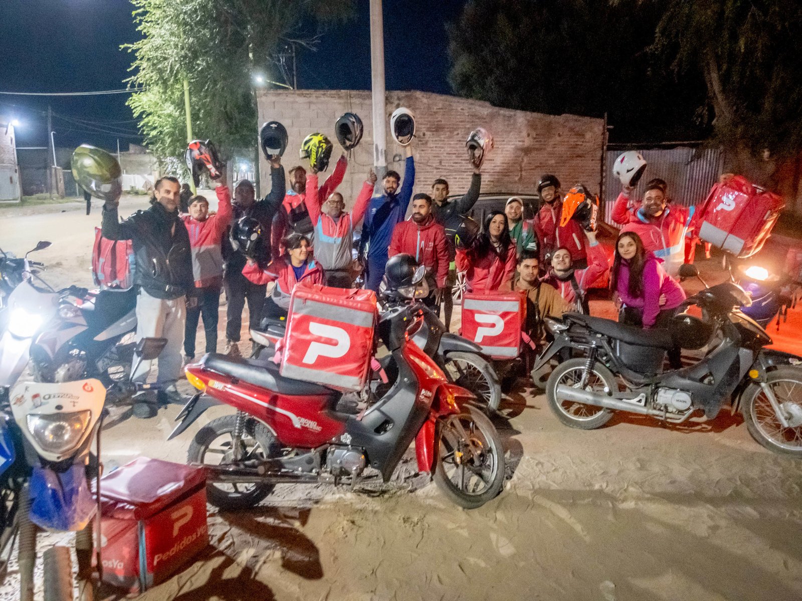 los deliveries solidarios que entran a los lugares que nadie llega