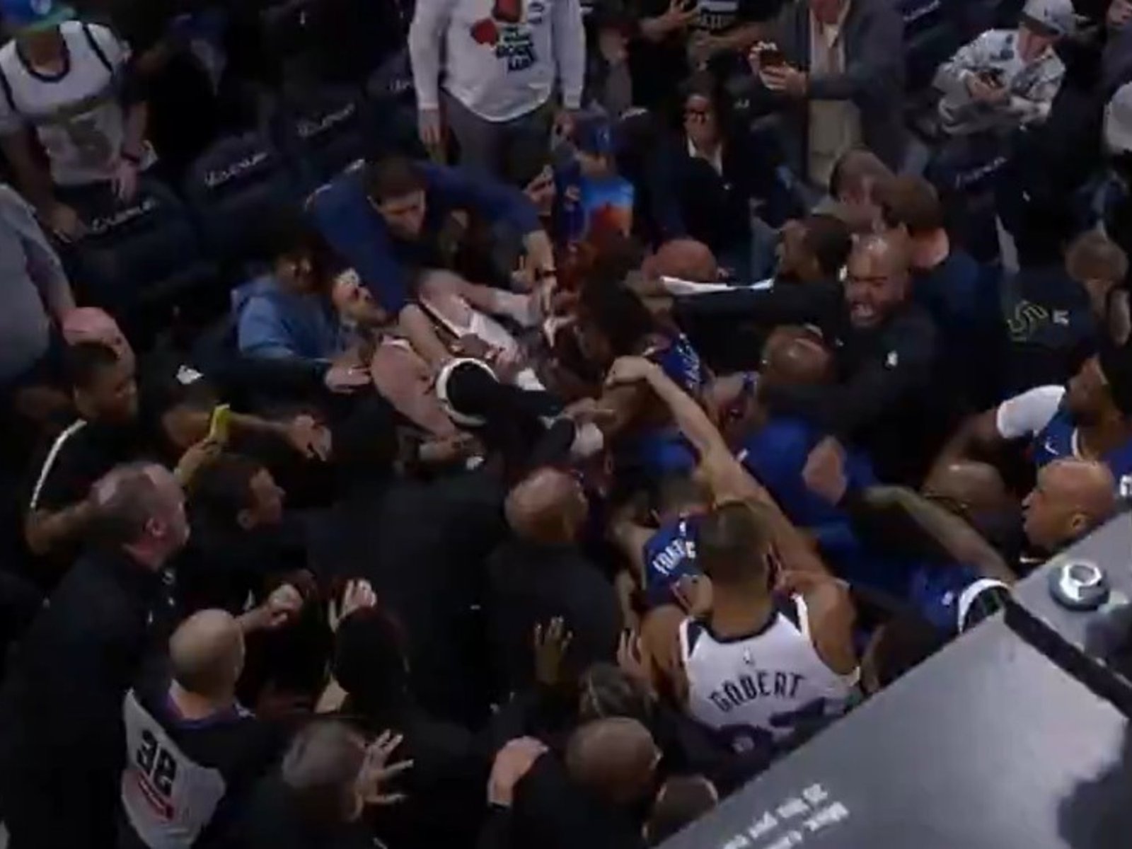 piñas en la primera fila y siete expulsados, incluido el argentino Prigioni