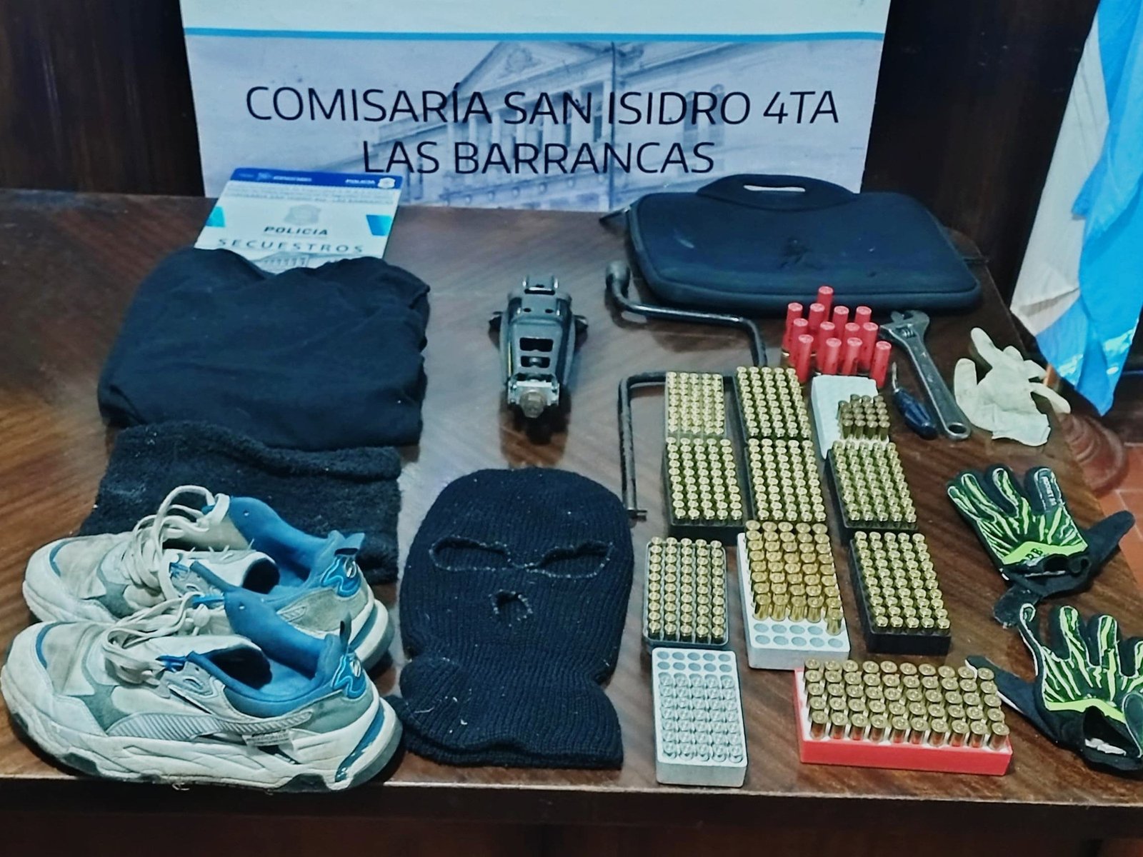 un detenido por robar joyas, dinero y armas