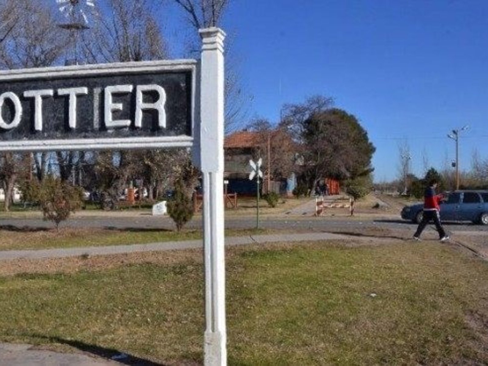 un hombre fue arrojado a un pozo ciego, rociado con nafta y prendido fuego