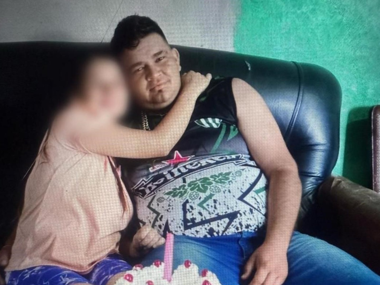 un hombre mató a golpes a su hijastra de 3 años y está prófugo