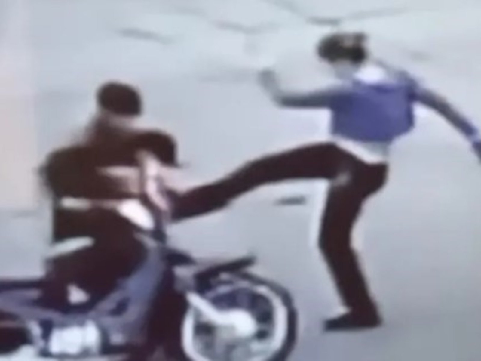 un motochorro cayó al piso, su víctima lo pateó y un policía lo “perdonó” y lo dejó ir