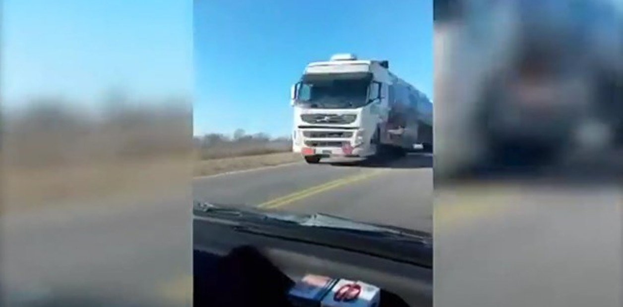 un motociclista esquivó un auto que iba en contramano y se salvó de milagro