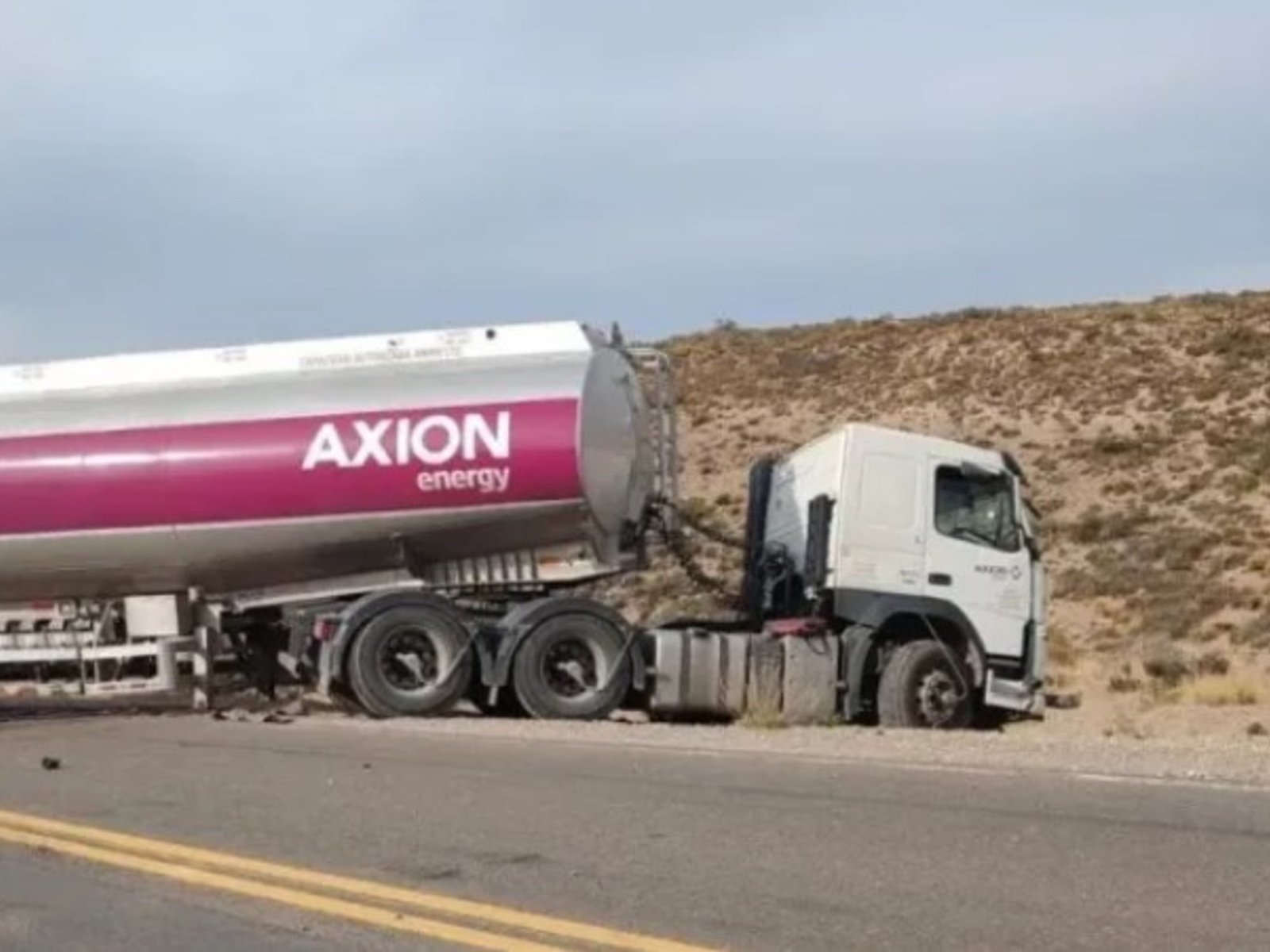 volvieron a cortar el tránsito en la ruta 237 en la Patagonia por otro choque entre un auto y un camión