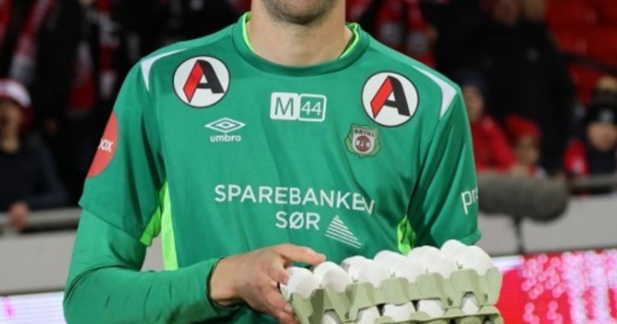 ¡El primer club de Haaland en Noruega le regaló cuatro maples de huevos a su arquero! :: Olé