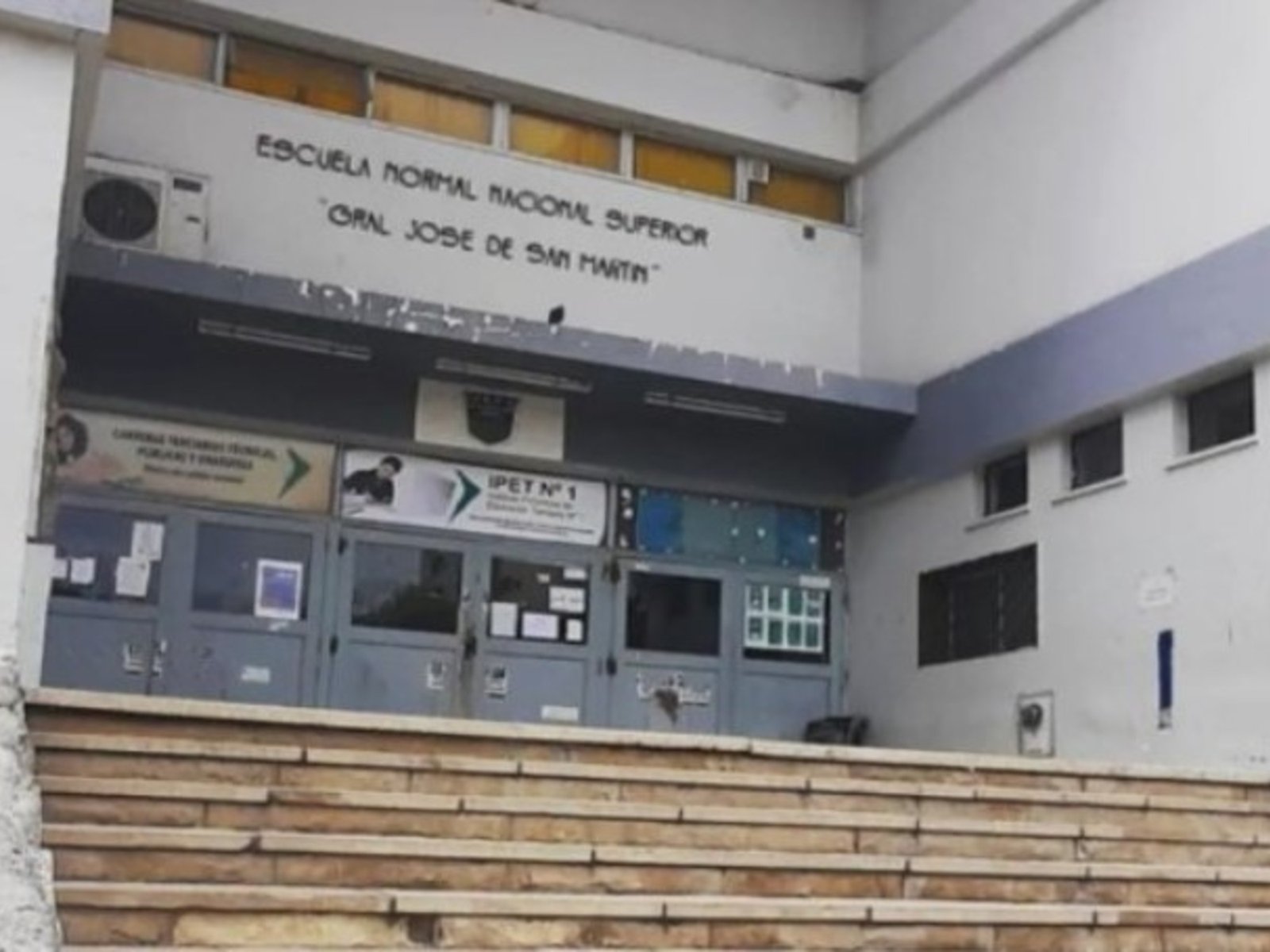 una madre y su hija desfiguraron a golpes a la directora