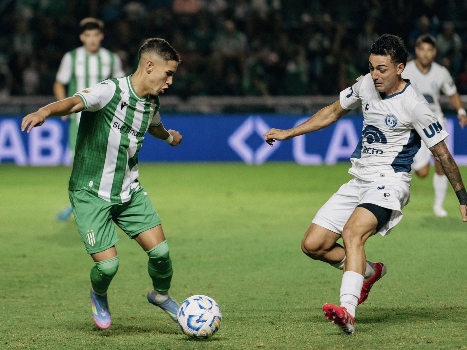 A Banfield se le escapó el triunfo en el final ante Independiente Rivadavia y su DT quedó en la mira