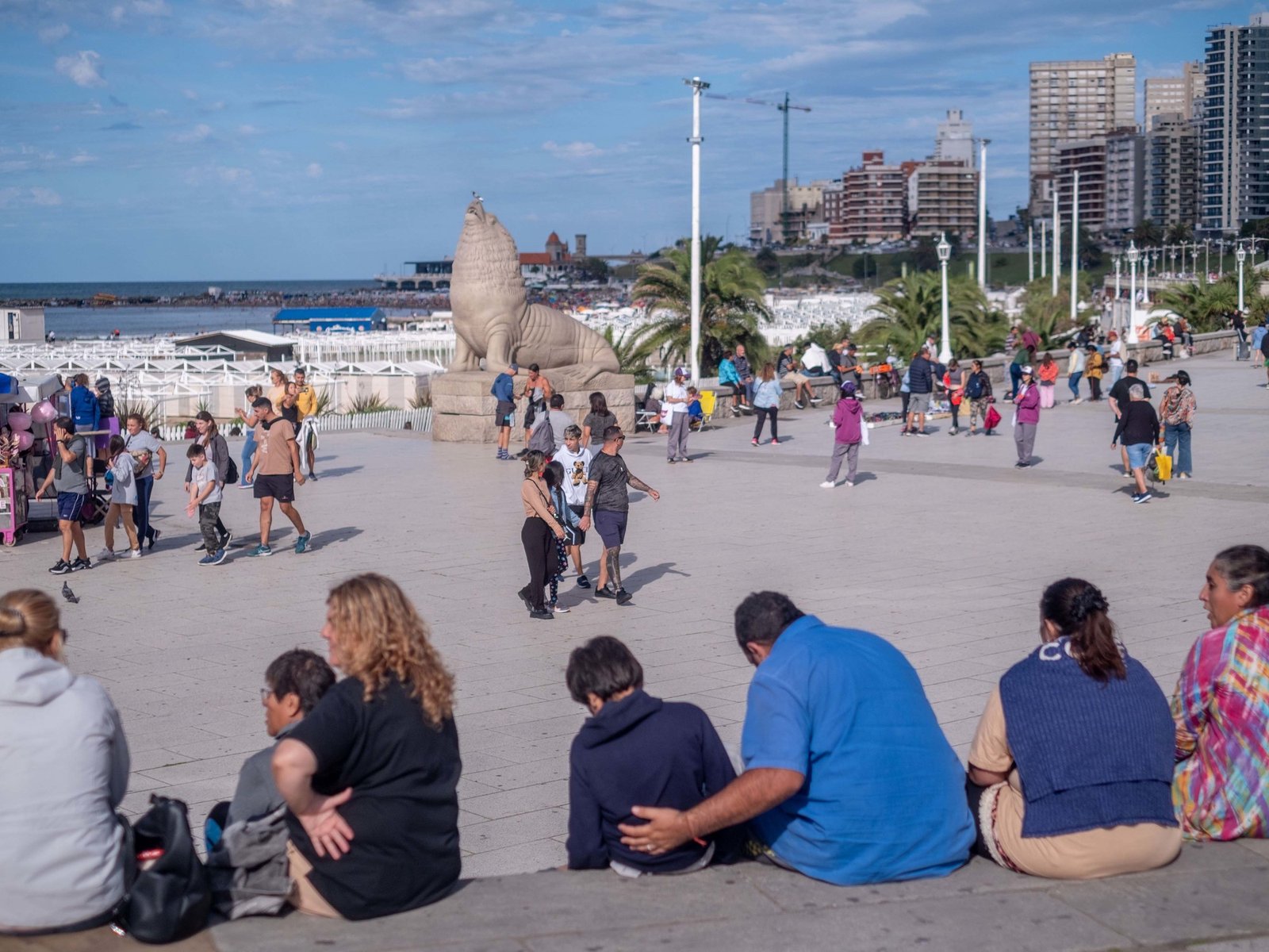 A último momento la ocupación en Mar del Plata por Semana Santa pegó un salto y la playa fue un imán
