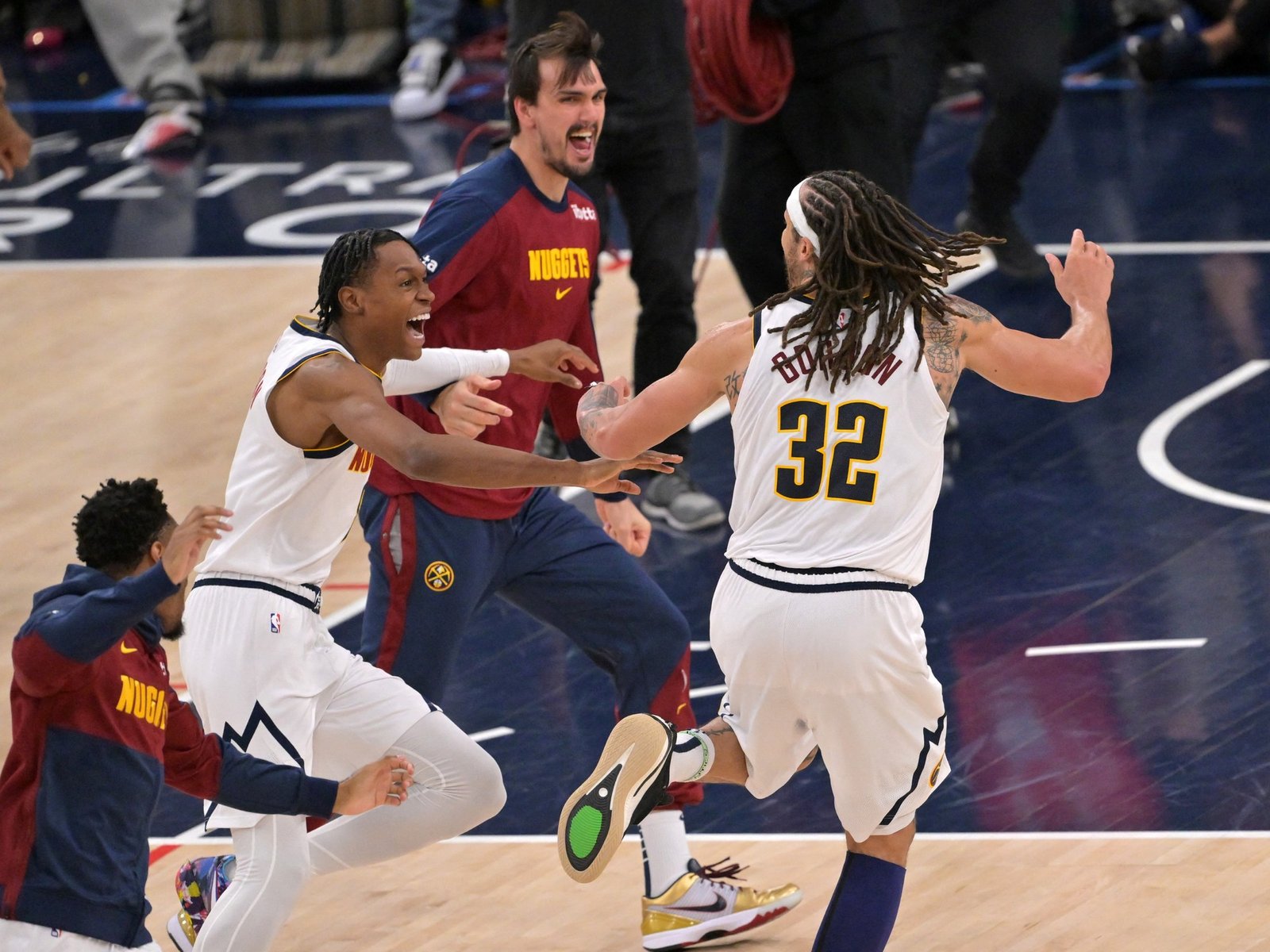 Aaron Gordon logró la volcada del año sobre la chicharra para rescatar a los Nuggets de Jokic en un final alucinante