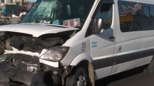 Accidente en la autopista 25 de Mayo: 19 heridos por el choque de una combi contra el guardarrail
