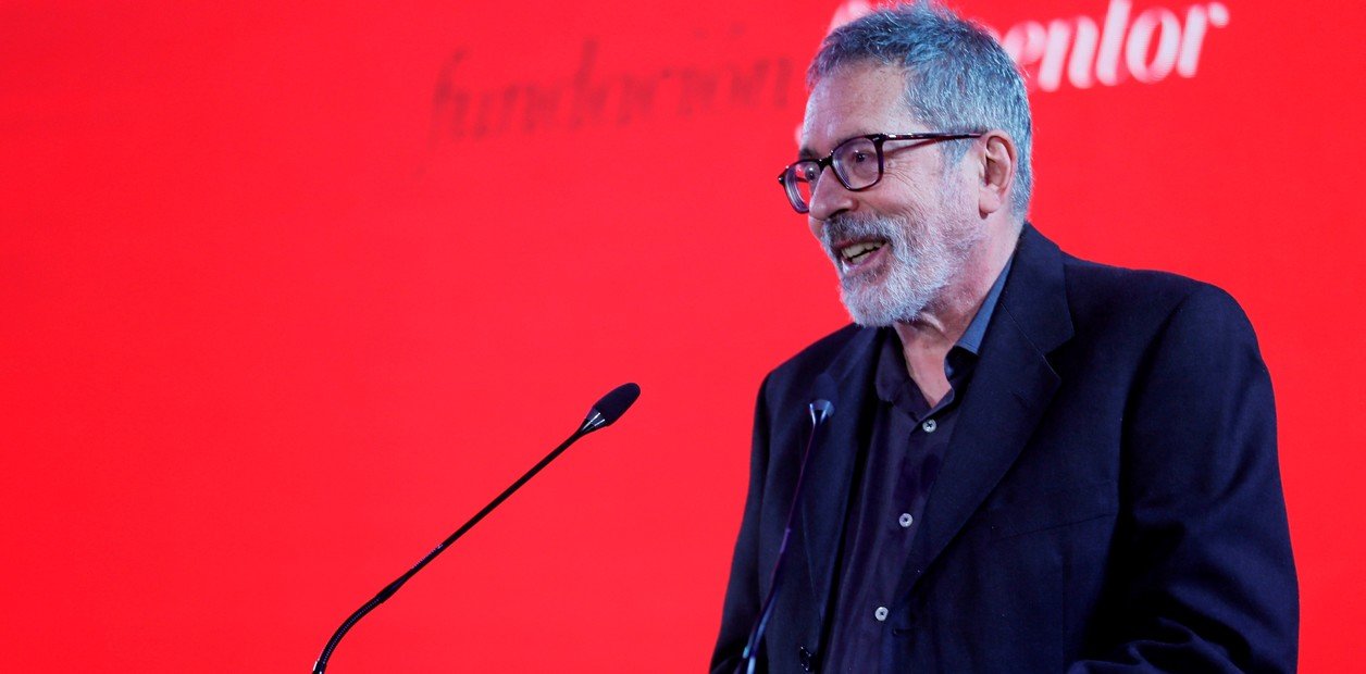 ‘Actos de presencia’ recopila once ensayos de César Aira en los que reflexiona sobre el mundo