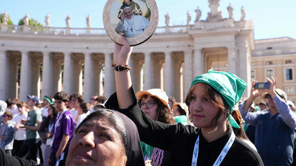 “Adiós padre, maestro y poeta” | La voz de los fieles en la plaza de San Pedro