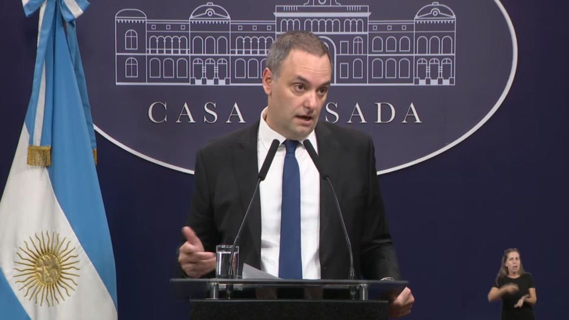 Adorni se hace los rulos diagramando la campaña porteña: “Será poco convencional”