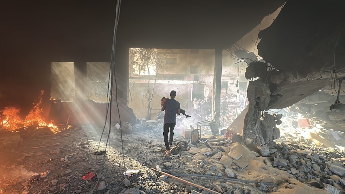 Al menos 27 muertos en un bombardeo israelí en una escuela de Gaza que albergaba desplazados | Internacional