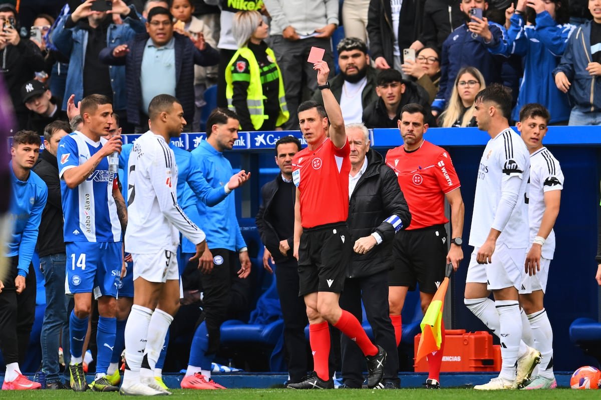 Alavés – Real Madrid en directo | Ambos equipos juegan con diez tras la expulsión de Manu Sánchez