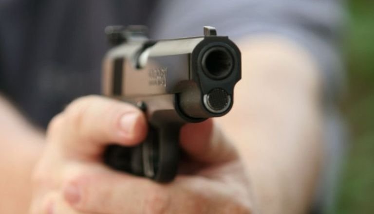 Amenazaron a empleados y clientes con armas y picanas, luego escaparon: hay un detenido