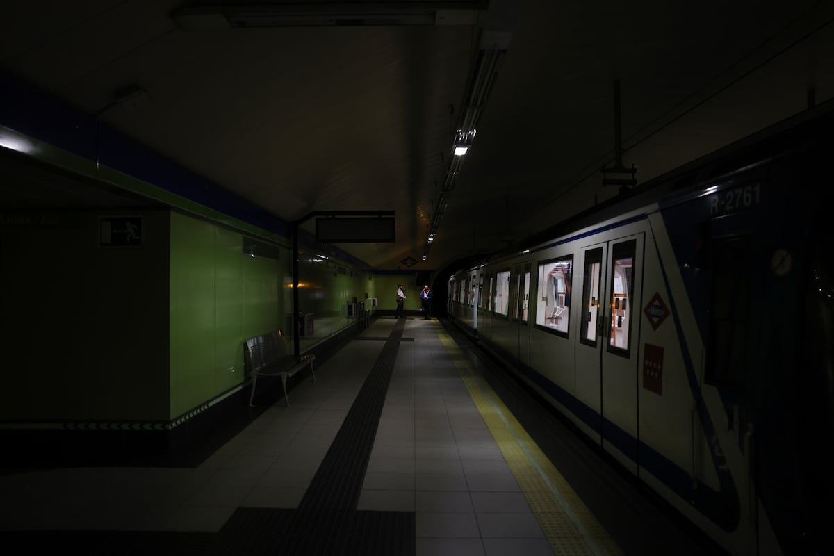 Apagón España: Los trenes paran en todo el país y Aena usa generadores de emergencia para atender los vuelos | Economía