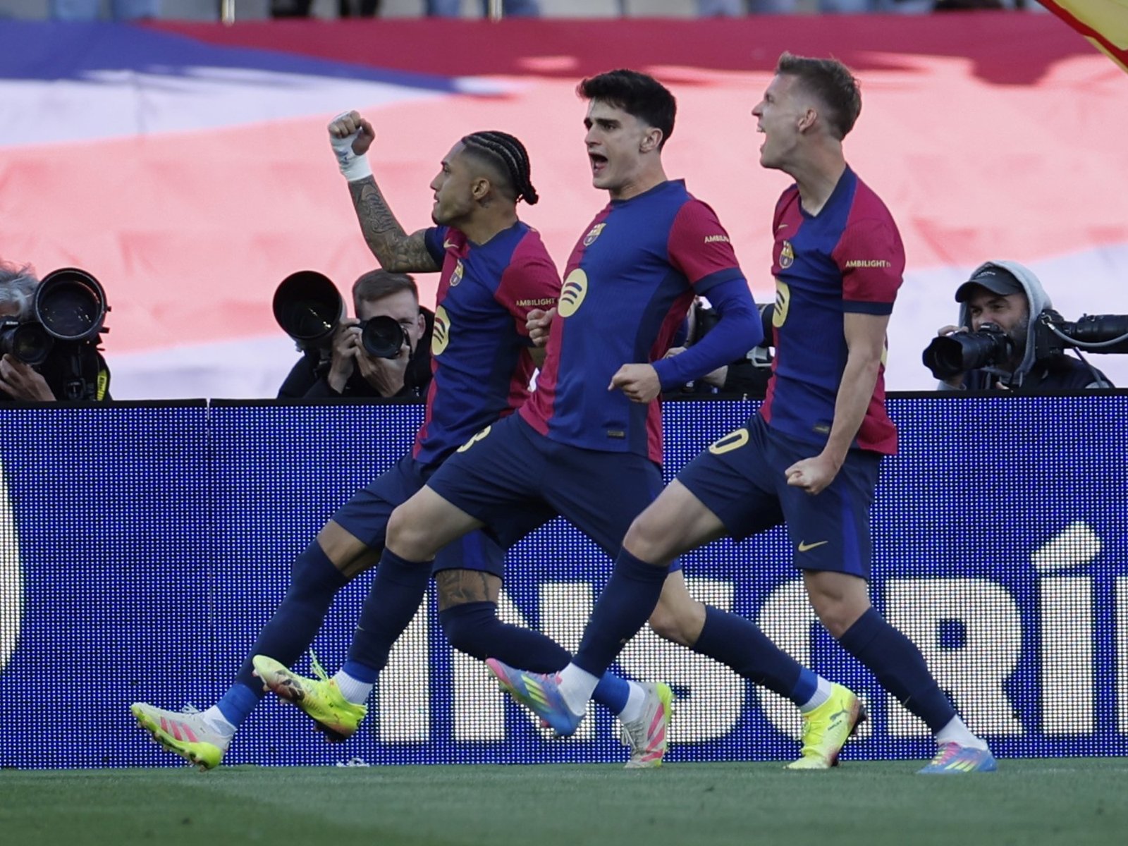 Barcelona perdía 3-1 ante Celta, pero se impuso por 4-3 sobre el final con un polémico penal de Raphinha y se encamina al título