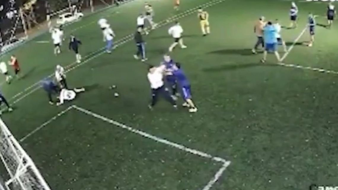 Barras de Vélez atacaron a policías que jugaban al fútbol al confundirlos con hinchas de Peñarol