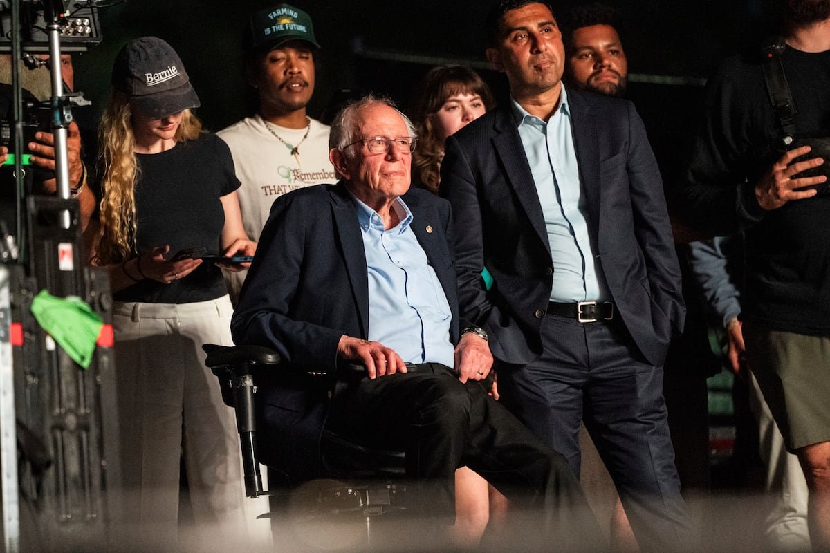 Bernie Sanders da la sorpresa en Coachella y se sube al escenario para hacer campaña: “El futuro de Estados Unidos depende de vuestra generación”