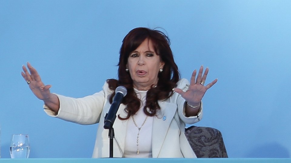 “Blindaje segunda temporada”: Cristina Kirchner contra las medidas de Milei y Caputo | El acuerdo con el FMI, la devaluación y el ingreso de capitales especulativos