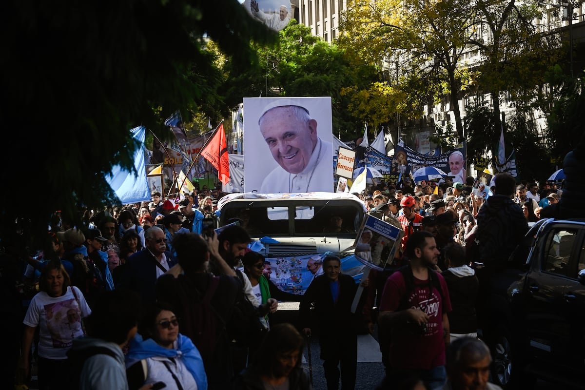 Buenos Aires despide a Francisco con una misa multitudinaria y una procesión por la ciudad