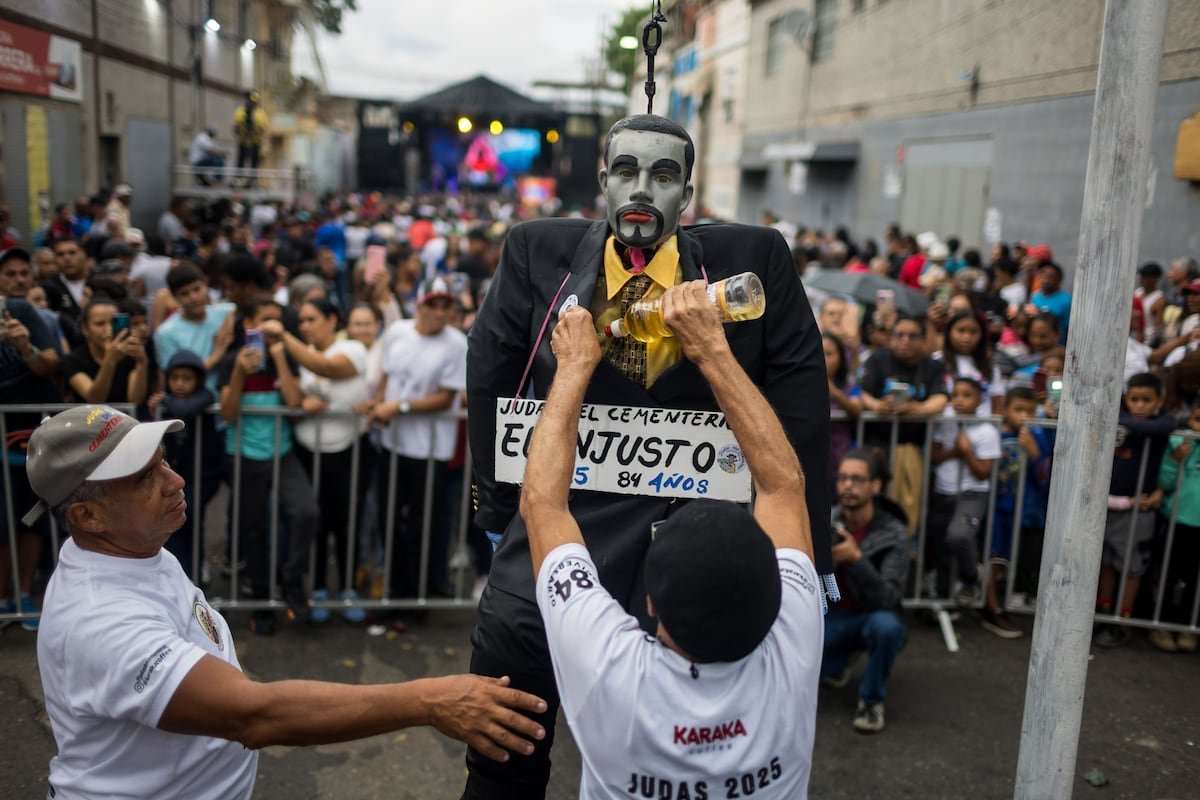 Bukele ofrece liberar a los venezolanos deportados a El Salvador a cambio de que Maduro excarcele a “presos políticos”