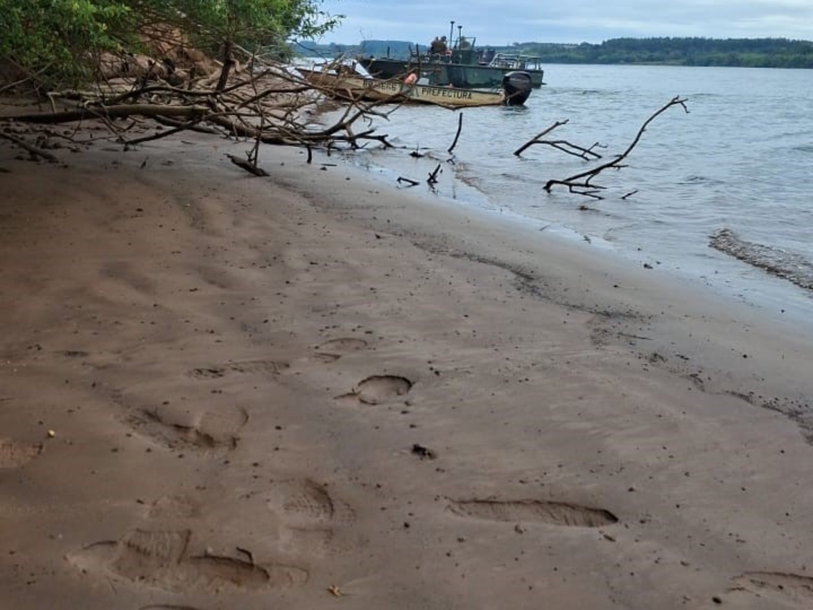 Buscan en la selva a un hombre acusado de abuso que creían desaparecido por un naufragio en el Paraná