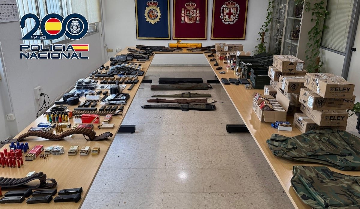 Cae una organización que suministraba pistolas, balas y un lanzacohetes a grupos criminales desde un pueblo de Almería | España