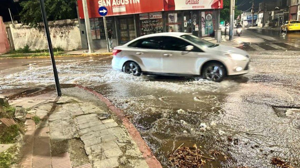 Caño roto en Alto Alberdi: Aguas Cordobesas pidió a los vecinos cuidar el agua